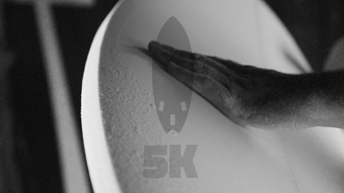 en 2012, la 5000 ème planche shapée par Slide Surfboards
